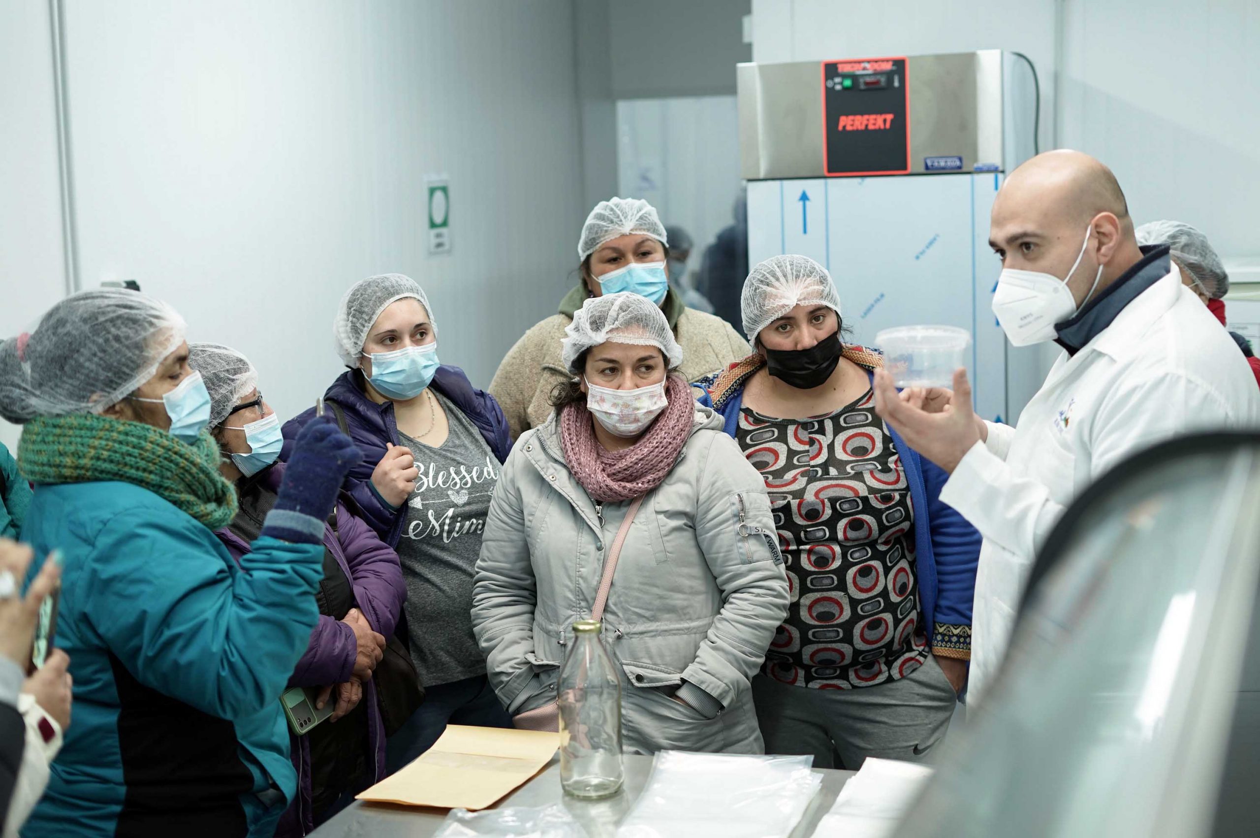 Pescadoras artesanales realizaron visita a sala de proceso de productos del mar Ruka Iyael en Puerto Montt