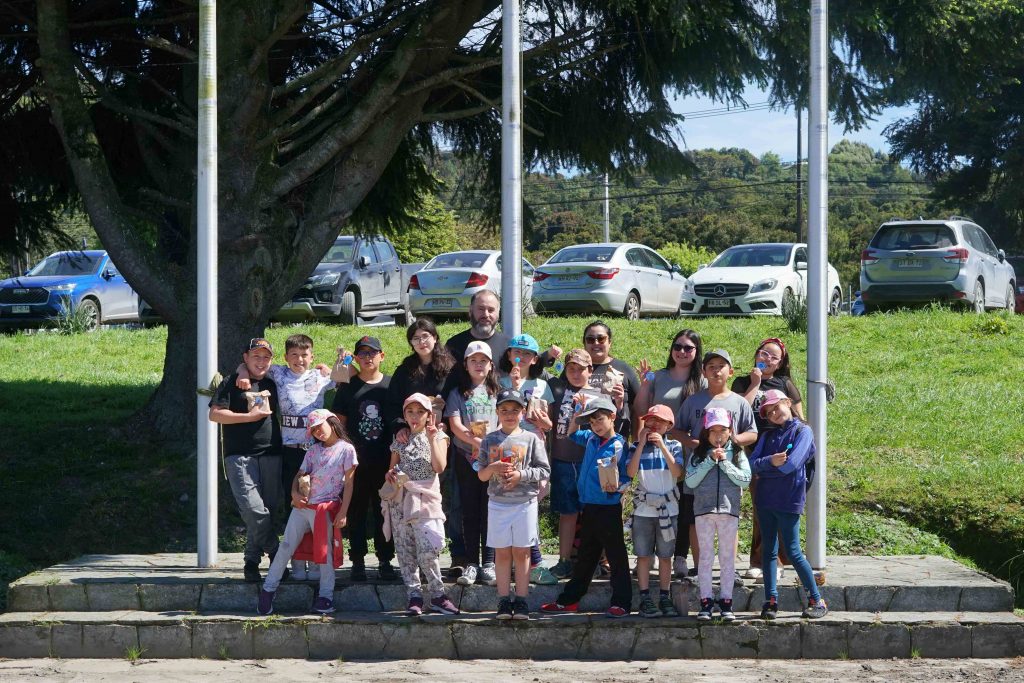 Niños posando para una foto 